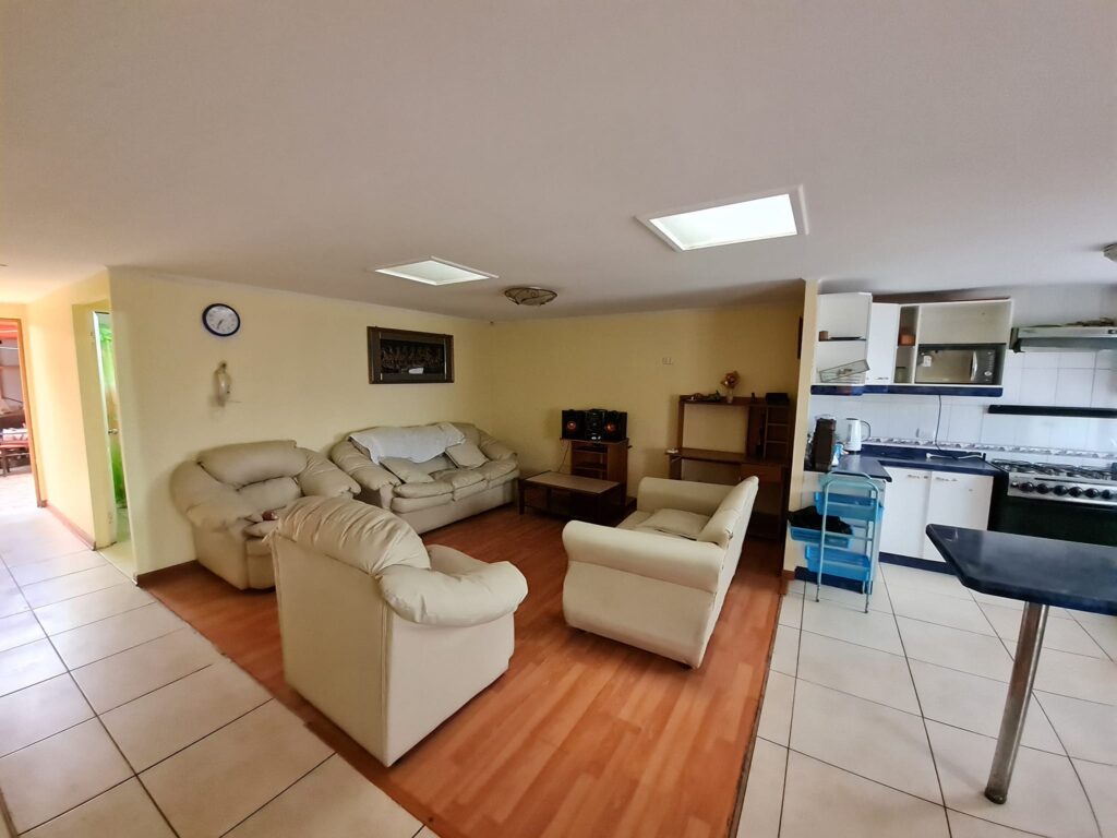 SE VENDE CASA EN AV. PRINCIPAL, IDEAL PARA NEGOCIO!!